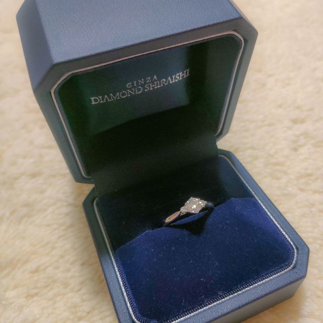 【銀座ダイヤモンドシライシの口コミ】 様々な指輪を試着した結果、一番手に似合うと思った指輪を選びました。
種…