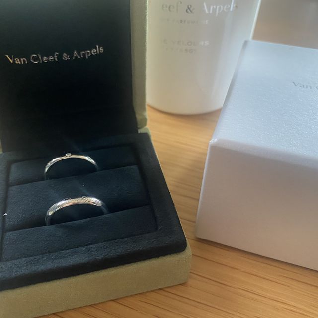【ヴァン クリーフ＆アーペル(Van Cleef & Arpels)の口コミ】 他のブランドのものでエタニティなどとも迷いましたが、シンプルで飽きが…
