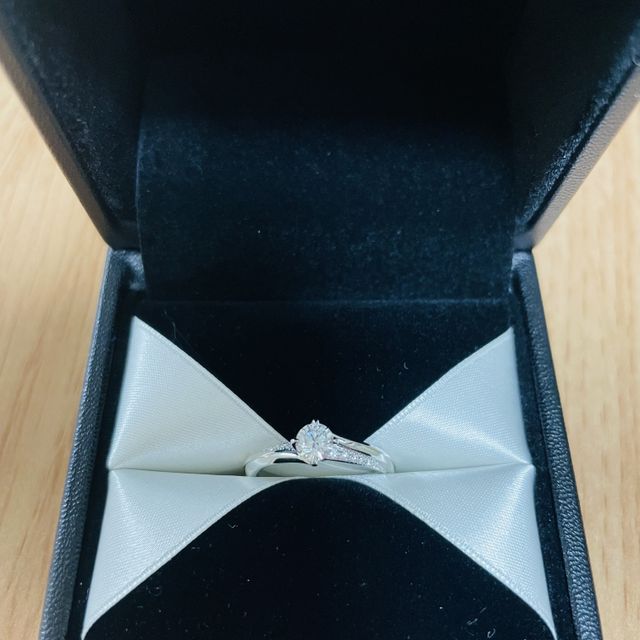 【エクセルコダイヤモンド(EXELCO DIAMOND)の口コミ】 色々なお店を回りましたが、ダイヤモンドの輝きがピカイチで綺麗でした。
…