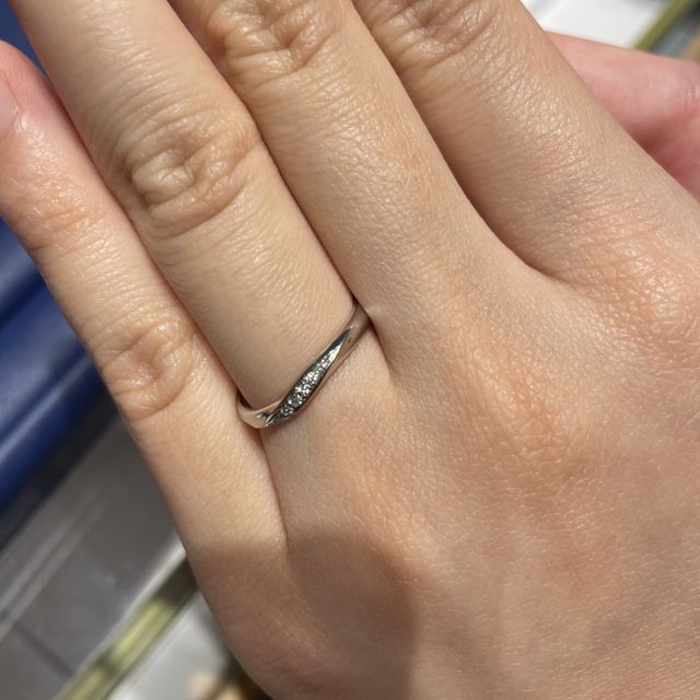 【銀座ダイヤモンドシライシの口コミ】 デザイン性を重要視しました。シンプルな中に動きがあるデザインを求めて…