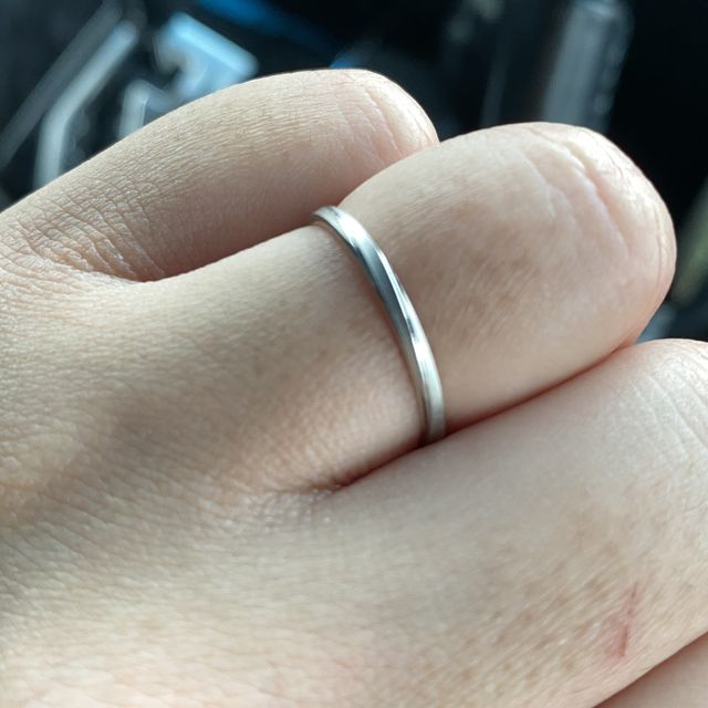 【アイプリモ(I-PRIMO)の口コミ】 2人とも美容師の為、細めの指輪を探していたんですがそれにピッタリの指輪…