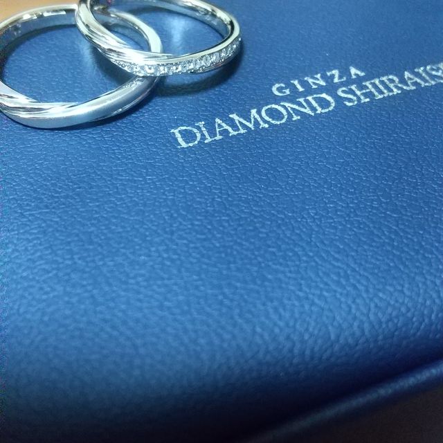 【銀座ダイヤモンドシライシの口コミ】 一番はデザインで決めました。流れるリボンのようなカーブがお気に入りで…