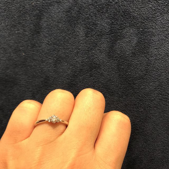 【4℃ BRIDAL(ヨンドシーブライダル)の口コミ】 真ん中に大きなダイヤが付いていて、両脇にも小さなダイヤが付けられてい…