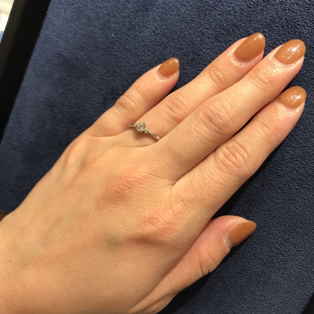 【4℃ BRIDAL(ヨンドシーブライダル)の口コミ】 真ん中に大きなダイヤが付いていて、両脇にも小さなダイヤが付けられてい…