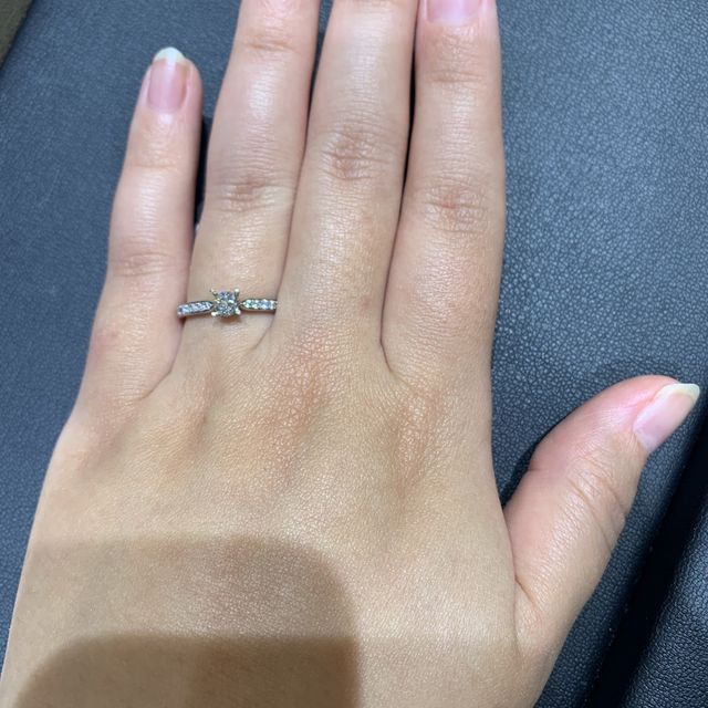 【ラザール ダイヤモンド(LAZARE DIAMOND)の口コミ】 ハーフエタニティの婚約指輪がいいと思って探しました。ダイアモンドの輝…