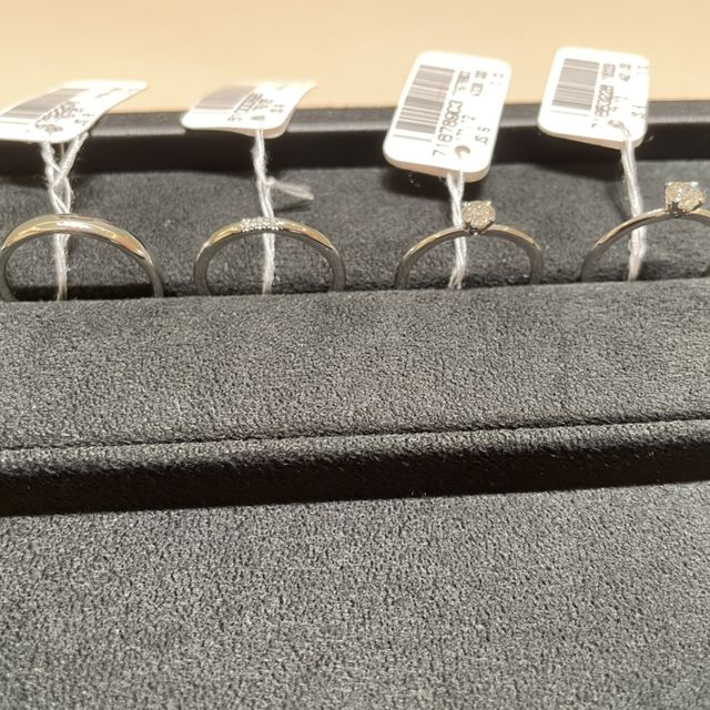 【ティファニー(Tiffany & Co.)の口コミ】 婚約指輪も結婚指輪もシンプルなデザインで、長く使用できるかと思います…