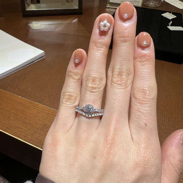 【TRECENTI(トレセンテ)の口コミ】 センターダイヤの周りを細かいダイヤで囲んだ形の婚約指輪を探しており、…