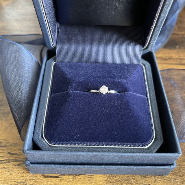 【銀座ダイヤモンドシライシの口コミ】 デザインと価格に惚れて購入しました。シンプルなので普段使いもできるか…