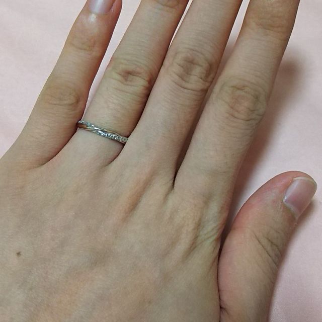 【銀座ダイヤモンドシライシの口コミ】 デザインをとても気に入り、これ！！と思える指輪だったので決めました。
…