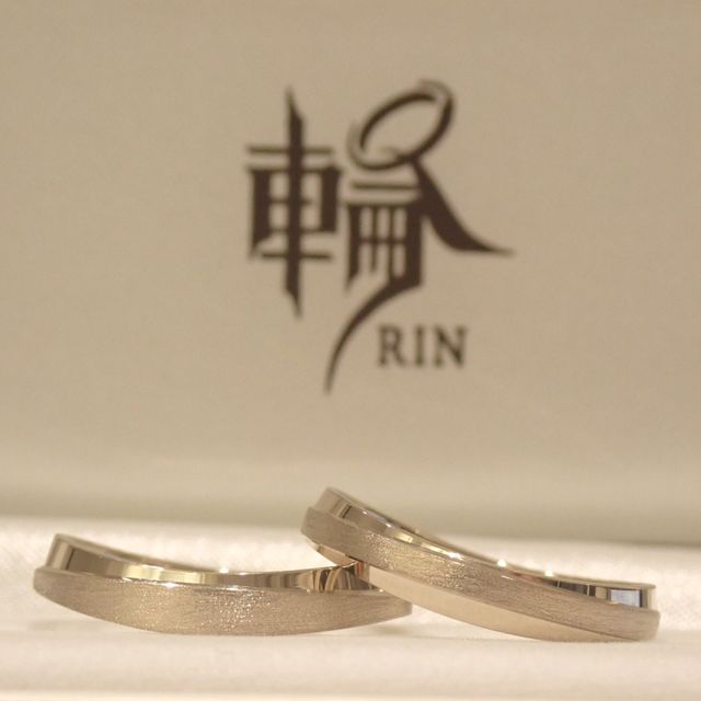 【輪-RIN-の口コミ】 「プラチナのぎんぎらぎんの指輪にはしたくない」
落ち着いたデザインの指…