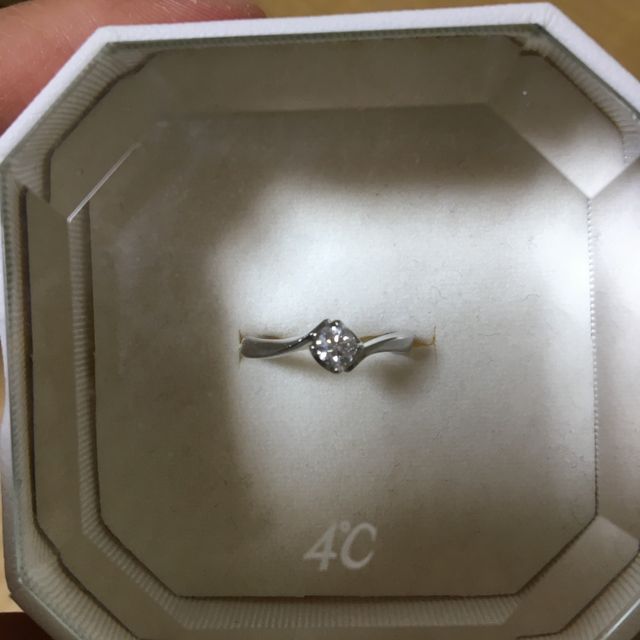 【4℃ BRIDAL(ヨンドシーブライダル)の口コミ】 右も左も分からずお店に入るのも緊張しながらだった指輪の購入。定員さん…
