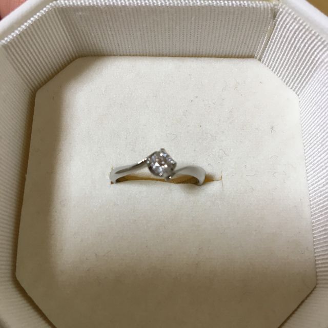 【4℃ BRIDAL(ヨンドシーブライダル)の口コミ】 右も左も分からずお店に入るのも緊張しながらだった指輪の購入。定員さん…