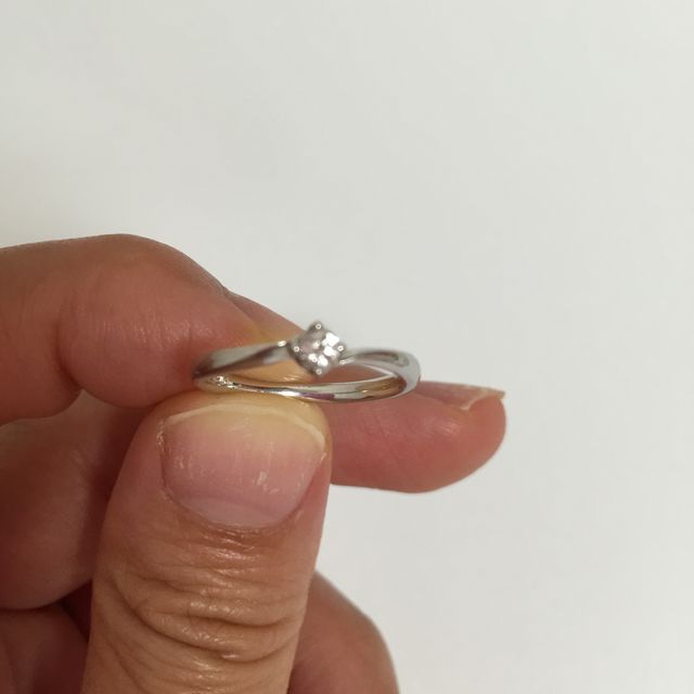 【4℃ BRIDAL(ヨンドシーブライダル)の口コミ】 ダイヤがダイヤのマークの形をしていて、シンプルなものよりも、少し違っ…