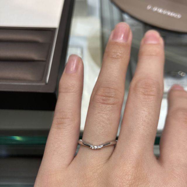 【アイプリモ(I-PRIMO)の口コミ】 Vの形で指が上品に見えます。ダイヤモンドも小粒で普段使いでき、主張しす…
