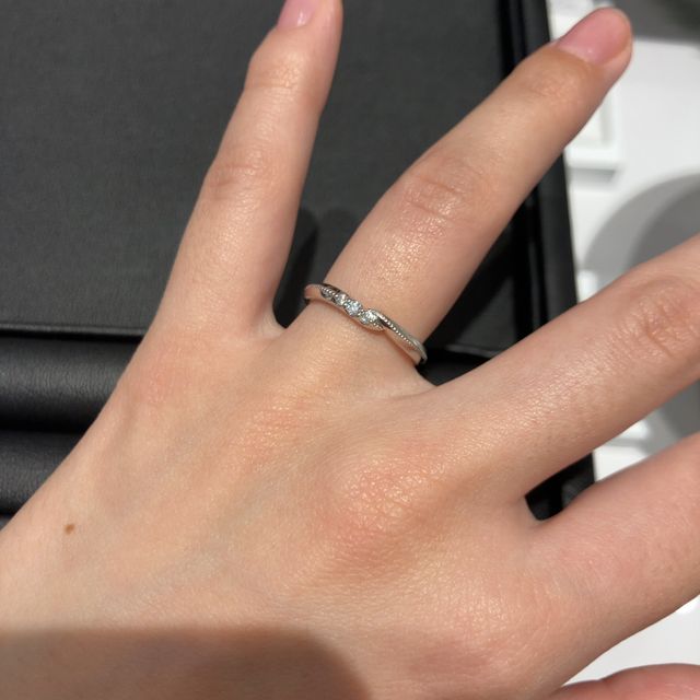 【エクセルコダイヤモンド(EXELCO DIAMOND)の口コミ】 エクセルコ特有のミル打ちという技術が使われていて、指の角度を変えたと…