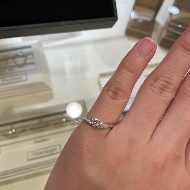 【Mariage ent(マリアージュエント)の口コミ】 指輪のデザインは、滑らかな曲線で柔らかい印象のものを選びました。私た…