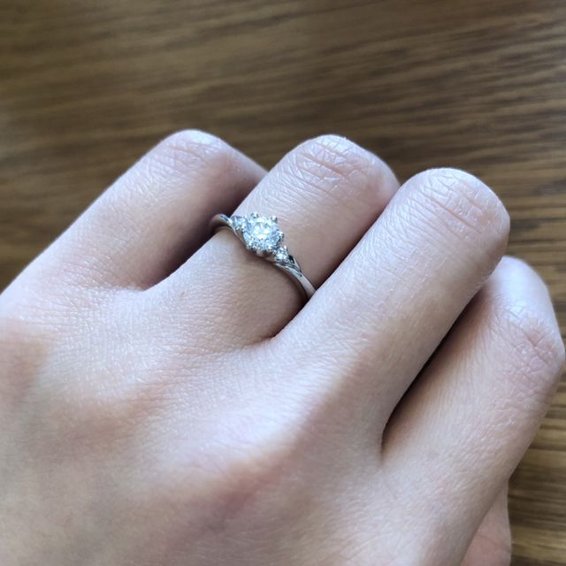 【COLANY(コラニー)の口コミ】 シンプルで上品なデザインに惹かれました。
希望に沿ったデザインを選びな…