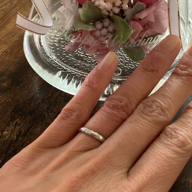 【銀座ダイヤモンドシライシの口コミ】 着け心地とデザインです。
店員さんの付けてる指輪が素敵で
似たようなの…