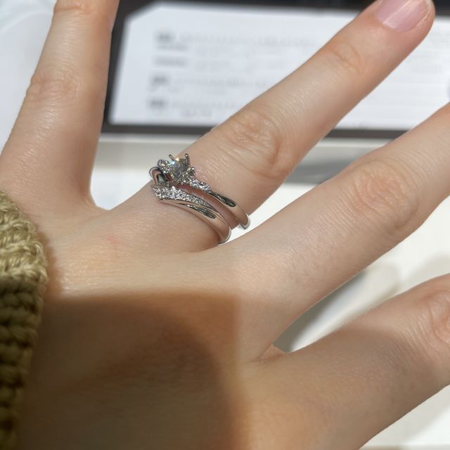 【アイプリモ(I-PRIMO)の口コミ】 婚約指輪と結婚指輪を重ね付けした時に、デザインが合うもので探していま…