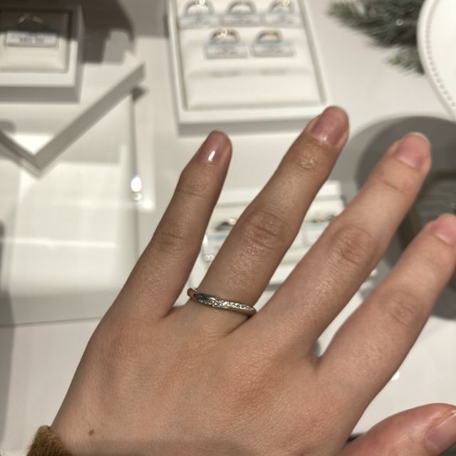【銀座ダイヤモンドシライシの口コミ】 シンプルなデザインですが、カーブ上にダイヤモンドが入っていて、上品な…