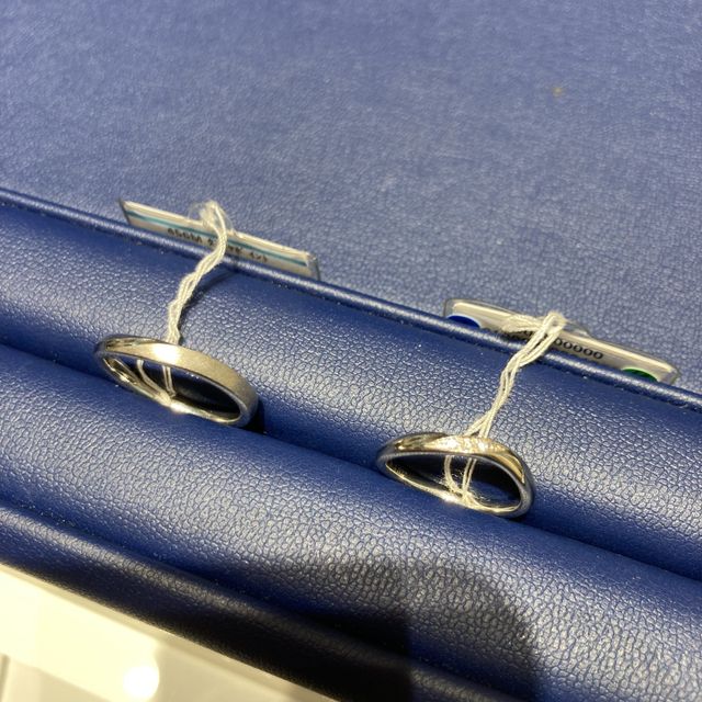 【銀座ダイヤモンドシライシの口コミ】 つや消し加工がいいと言った彼と婚約指輪と重ね付けしたいのでなるべくシ…