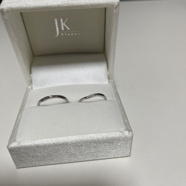 【JKPLANET(JKプラネット)の口コミ】 ペアリングが少し太めだったので、結婚指輪は細目の流線型を探していたと…