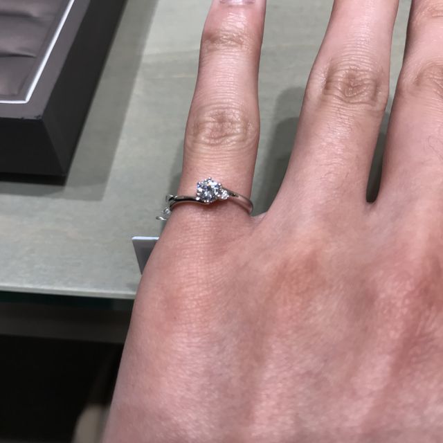 【アイプリモ(I-PRIMO)の口コミ】 指輪のデザインは左右で異なっている感じが良かった。また、ひねりが入っ…