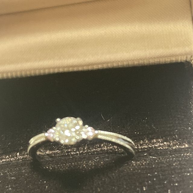 【アイプリモ(I-PRIMO)の口コミ】 両サイドにピンクダイヤが可愛いくて
特に気に入りました
リングのデザイ…