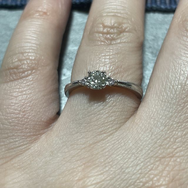 【アイプリモ(I-PRIMO)の口コミ】 両サイドにピンクダイヤが可愛いくて
特に気に入りました
リングのデザイ…