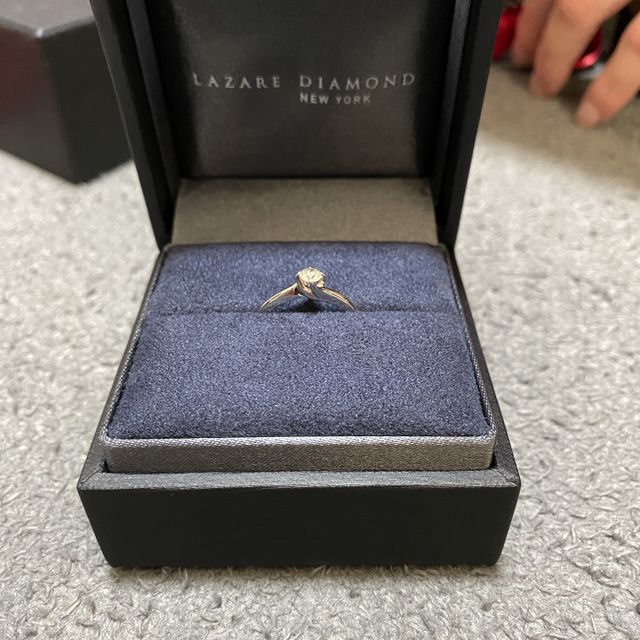 【ラザール ダイヤモンド(LAZARE DIAMOND)の口コミ】 ストレートのリングでシンプルなデザインだか、ダイヤモンドの周りにはウ…