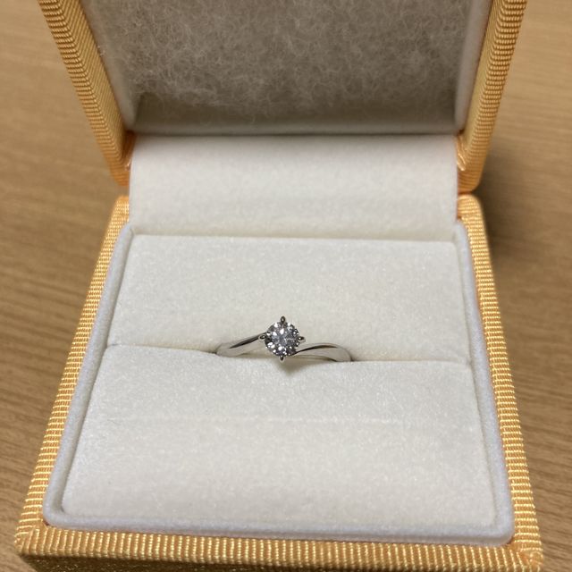 【ケイウノ ブライダル(K.UNO BRIDAL)の口コミ】 彼女がシンプルで王道なデザインの婚約指輪を探していました。その中でも…