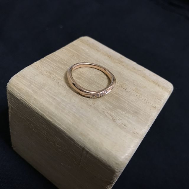 【4℃ BRIDAL(ヨンドシーブライダル)の口コミ】 可愛いデザインが沢山ありましたが、この指輪は2人とも一目みて気に入り、…