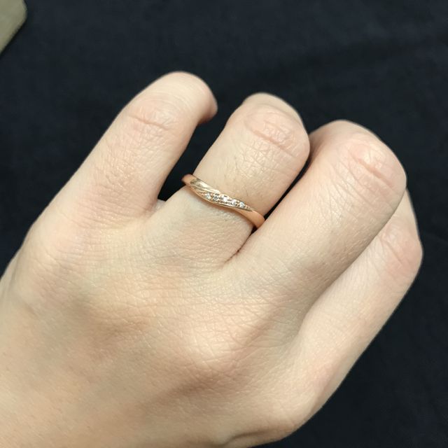 【4℃ BRIDAL(ヨンドシーブライダル)の口コミ】 可愛いデザインが沢山ありましたが、この指輪は2人とも一目みて気に入り、…