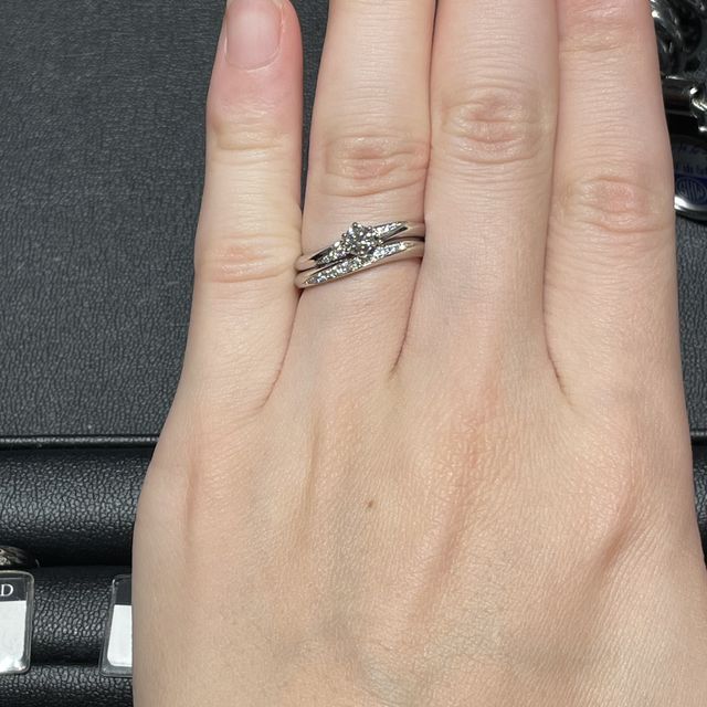 【エクセルコダイヤモンド(EXELCO DIAMOND)の口コミ】 夫婦共に普段指輪はあまり付けませんが、内甲丸なので婚約指輪とセットで…