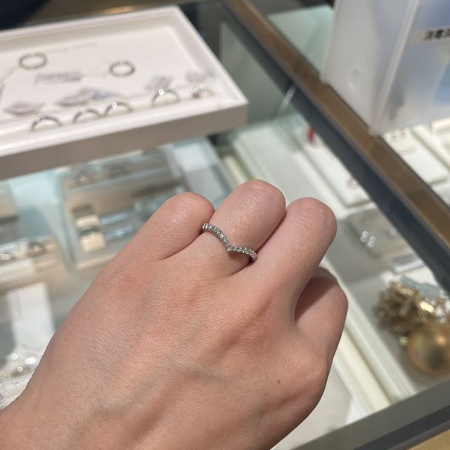 【Ponte Vecchio(ポンテヴェキオ)の口コミ】 シンプルで派手派手しくなく、日常的に着けやすい指輪だと思います。
つけ…