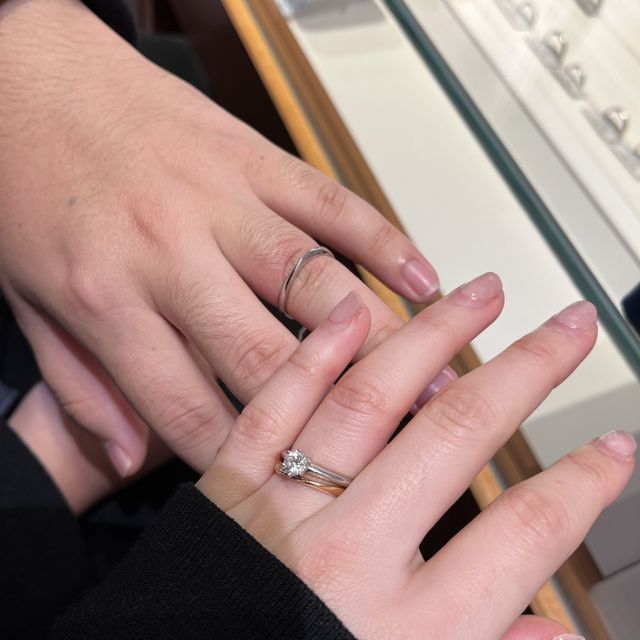【銀座ダイヤモンドシライシの口コミ】 サプライズでもらった他ブランドの婚約指輪と重ね付けできるものを選びた…