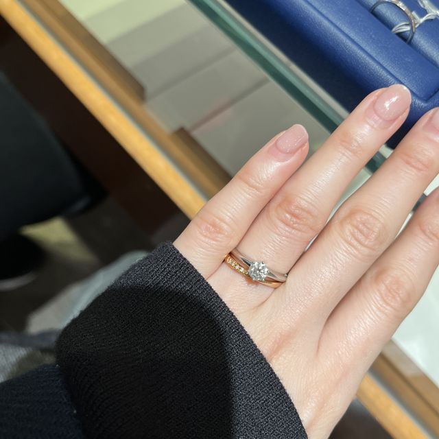 【銀座ダイヤモンドシライシの口コミ】 サプライズでもらった他ブランドの婚約指輪と重ね付けできるものを選びた…