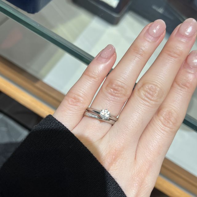 【銀座ダイヤモンドシライシの口コミ】 サプライズでもらった他ブランドの婚約指輪と重ね付けできるものを選びた…