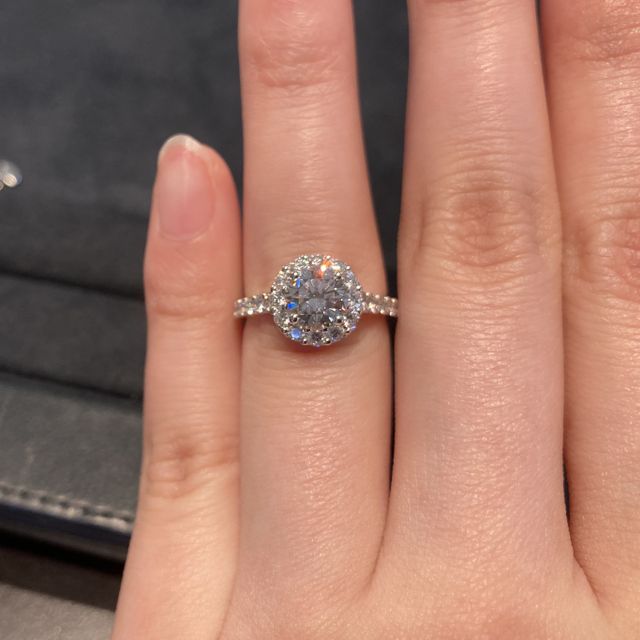 【グラフ(GRAFF)の口コミ】 1ctの取り巻きリングなので、しっかりボリュームがあります。華やかな印象…
