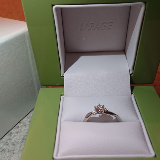 【LAPAGE(ラパージュ)の口コミ】 リングにねじりが入っていて、メインのダイヤモンドの両サイドに小さなダ…
