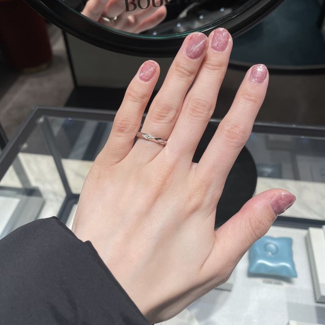 【ブシュロン(BOUCHERON)の口コミ】 ひし形組み合わせたようなシルエットなのでダイヤがない部分もキラキラし…