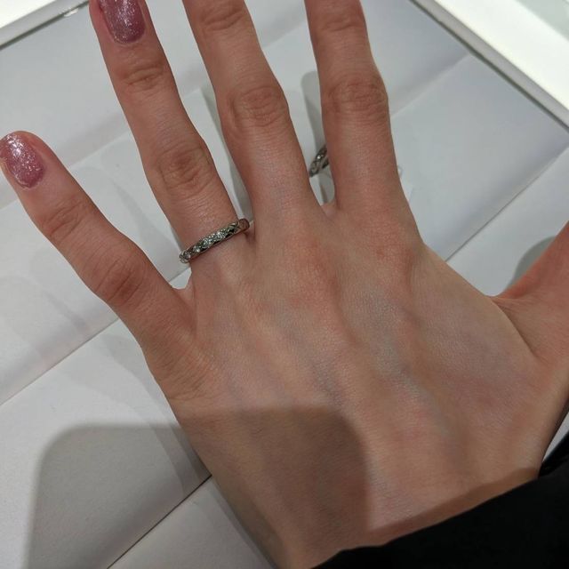 【シャネル(CHANEL)の口コミ】 ぱっと見てCHANELとわかるデザインが魅力的です。リング自体に模様がつい…