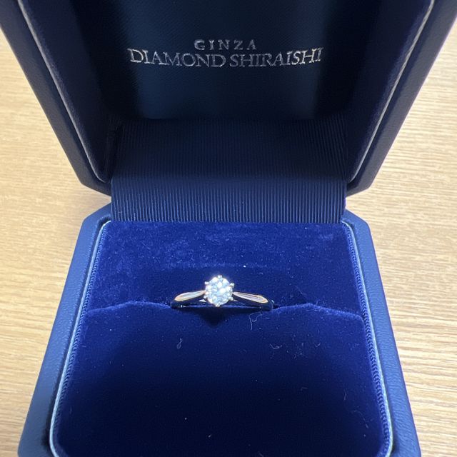 【銀座ダイヤモンドシライシの口コミ】 彼からプロポーズリングを貰ったのがきっかけです。
プロポーズリングはサ…