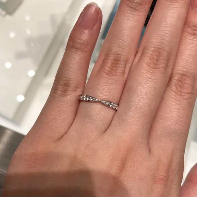 【ティファニー(Tiffany & Co.)の口コミ】 ハーフエタニティリングを探していましたが、中央が絞られたリボンのよう…