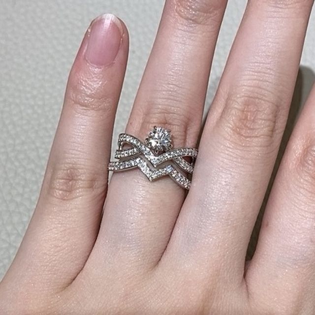 【ショーメ(CHAUMET)の口コミ】 他ではあまり見られないデザインです。
婚約指輪と結婚指輪をそれぞれ着け…