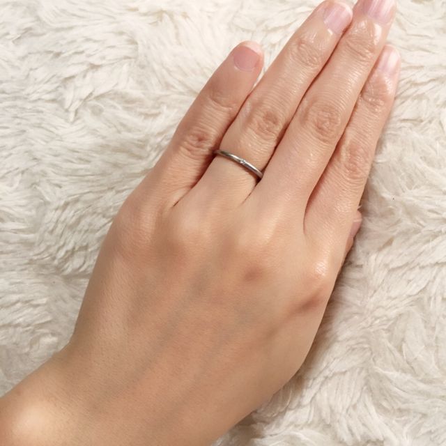 【4℃ BRIDAL(ヨンドシーブライダル)の口コミ】 シンプルなデザインで婚約指輪と一緒につけていても違和感がなくフィット…