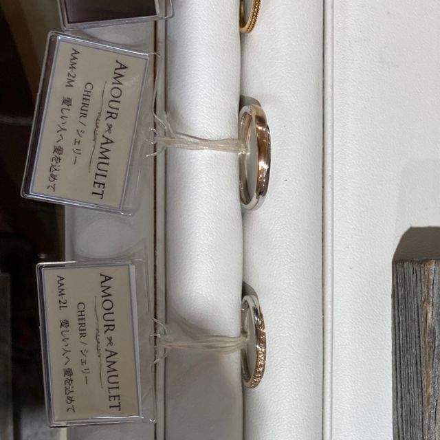 【AMOUR AMULET(アムール・アミュレット)の口コミ】 デザインはアンティーク調、木目調など個性的なものからシンプルな落ち着…