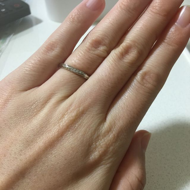 【ラザール ダイヤモンド(LAZARE DIAMOND)の口コミ】 シンプルなデザインで落ち着きがある指輪が欲しかったので選びました。ど…