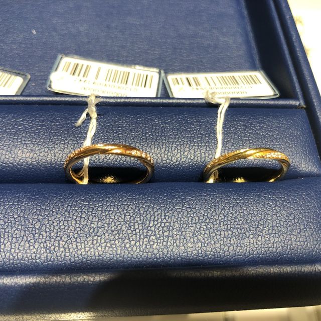 【銀座ダイヤモンドシライシの口コミ】 ゴールドの指輪を探しており、いくつか試着しました。私の肌色がイエロー…