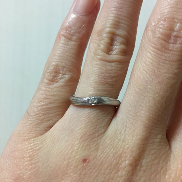【4℃ BRIDAL(ヨンドシーブライダル)の口コミ】 ダイヤが付いていて、ストレートではなく女性らしいラインのリングにした…